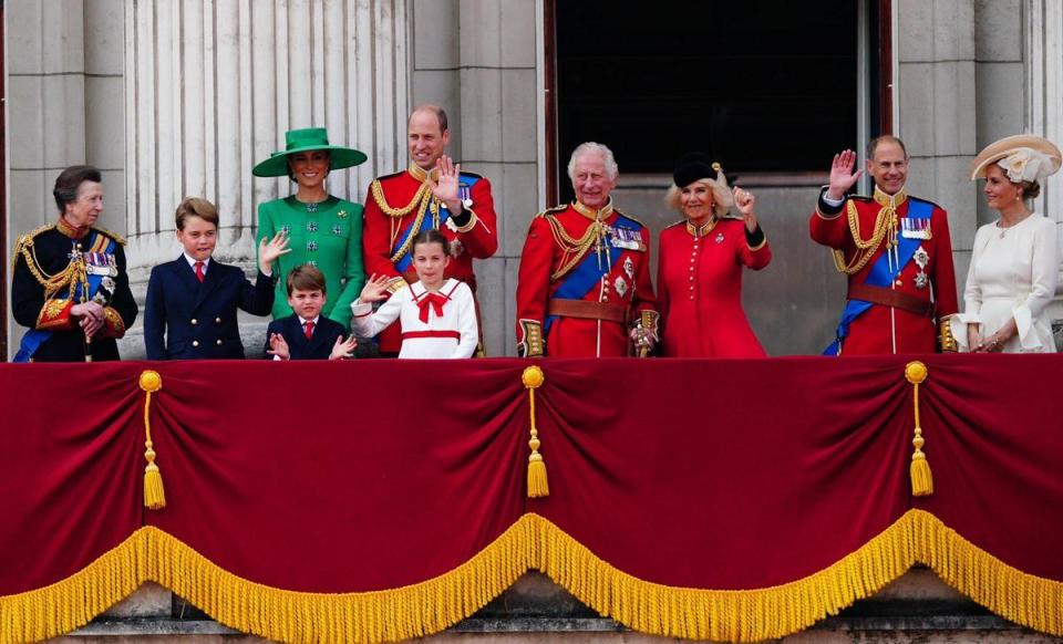 安妮公主（左起）、喬治王子、凱特王妃、路易王子、夏綠蒂公主、威廉王子、查爾斯三世、王后卡蜜拉、愛德華王子和妻子蘇菲，在白金漢宮陽台上看空軍表演。（翻攝The Royal Family推特）