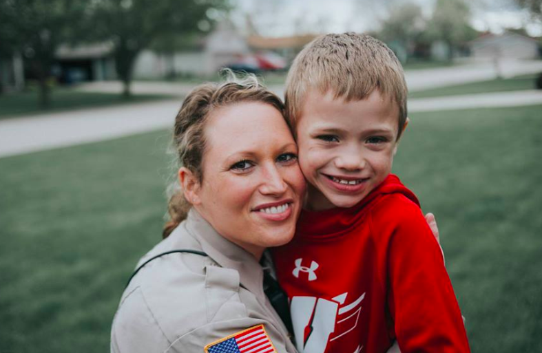 Polizistin Lindsey Bittorf und der 8-jährige Jackson Arneson. (Bild: facebook.com/kristi.arneson)