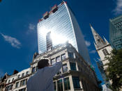 Gleiches Problem, andere Stadt: Auch in London ist man vertraut mit starken Reflektionen. “Walkie Talkie” heißt der Wolkenkratzer, der 37 Stockwerke hat und rund 237 Millionen Euro kostete. (Bild-Copyright: LEON NEAL/AFP)