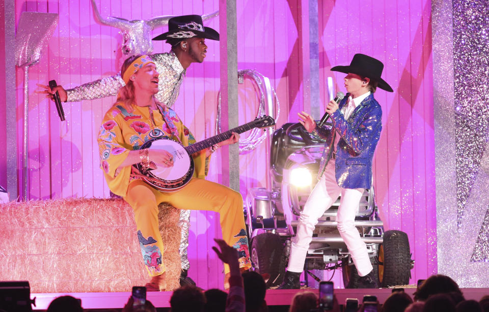 Diplo, a la izquierda, Lil Nas X y Mason Ramsey interpretan "Old Town Road" en la ceremonia de los premios Grammy, el domingo 26 de enero del 2020 en Los Angeles. (Foto por Matt Sayles/Invision/AP)