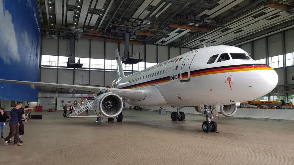 Ein umgerüsteter Airbus A319 steht in einem Hangar. Das Flugzeug soll künftig als Aufklärungsflugzeug der Bundeswehr unterwegs sein.