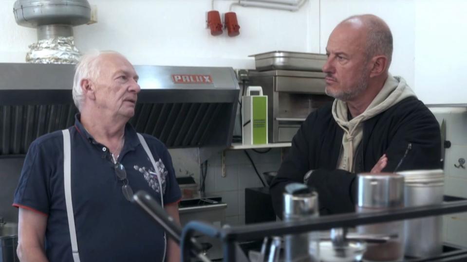 Peter beeindruckt mich mächtig", gibt Frank Rosin (rechts) im "Bräustüberl" zu: "Ich muss ihm helfen, denn er hat's verdient, dass er es schafft." (Bild: Kabel Eins / Joyn Plus+)