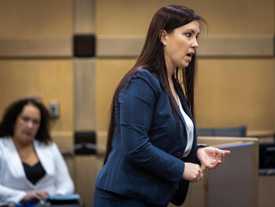 La fiscal Kristine Bradley habla a los jurados durante las declaraciones de apertura en el juicio por doble homicidio del rapero YNW Melly, el lunes 9 de junio de 2023, en un tribunal de Fort Lauderdale.