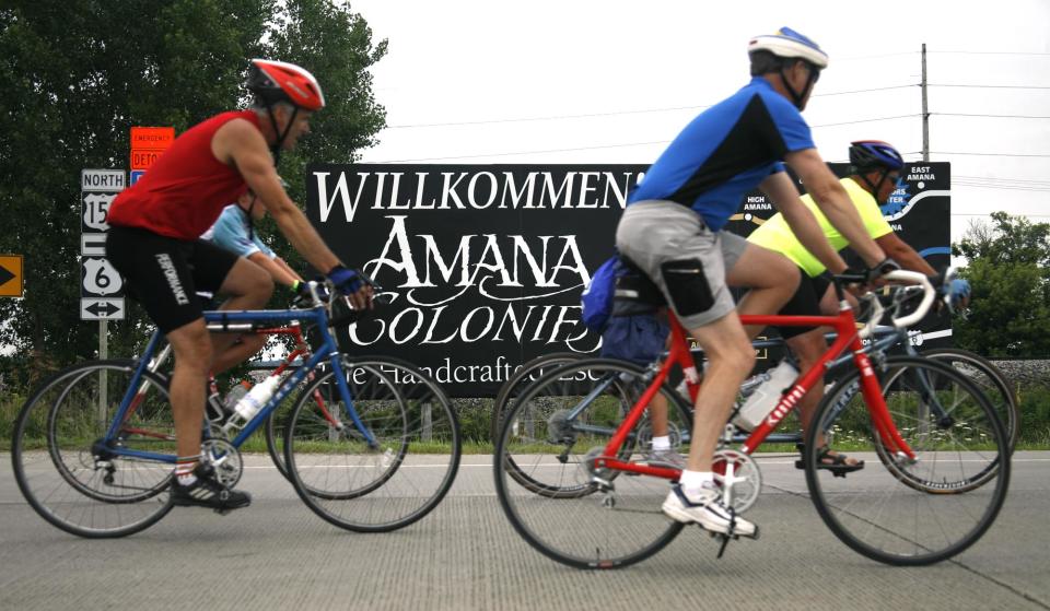 RAGBRAI riders enter Amana in 2008.