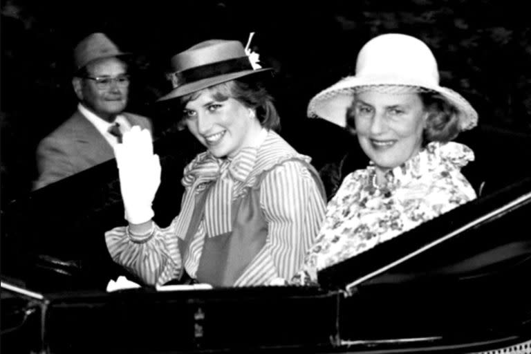 Diana Spencer, semanas antes de convertirse en esposa del príncipe Carlos y princesa de Gales, con la duquesa de Grafton en las carreras de Ascot en junio de 1981.