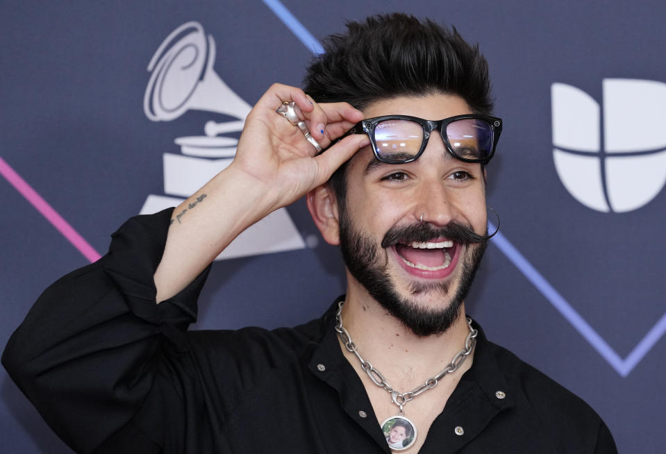 ARCHIVO - Camilo posa en la sala de prensa tras ganar los Latin Grammy al mejor álbum vocal pop, mejor canción de pop, fusión/interpretación urbana y mejor canción tropical el jueves 18 de noviembre de 2021 en el MGM Grand Garden Arena en Las Vegas. Camilo se presentará en los Latin Grammy el 16 de noviembre de 2023. (Foto por Eric Jamison/Invision/AP)