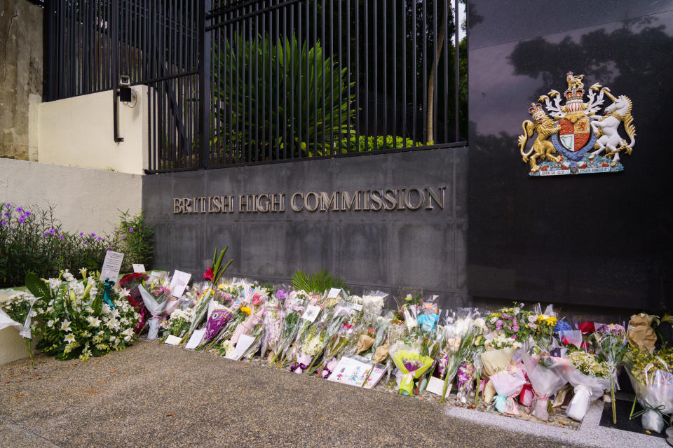 <p>Ein Meer aus Blumen, Briefen und Zeichnungen sammelt sich vor der britischen Hochkommission in Singapur. (Bild: Ore Huiying/Getty Images)</p> 