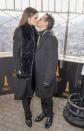 <p>El salsero <strong>Marc Anthony</strong> y la modelo<strong> Nadia Ferreira</strong> participaron en la ceremonia de iluminación del Empire State Building, en Nueva York. La parejita lució <a href="https://peopleenespanol.com/celebridades/marc-anthony-en-las-nubes-con-novia-nadia-ferreira/" rel="nofollow noopener" target="_blank" data-ylk="slk:tan enamorada;elm:context_link;itc:0;sec:content-canvas" class="link ">tan enamorada</a> que hasta se dieron tremendo beso frente a los invitados. </p>