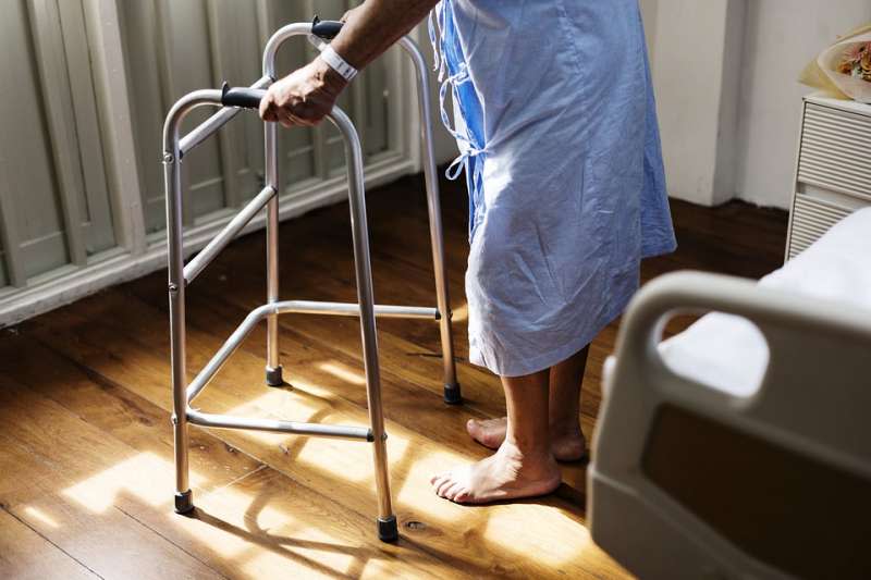 老人 長者 高齡 老化 照護 醫院 長照（取自rawpixel@pixabay/CC0）