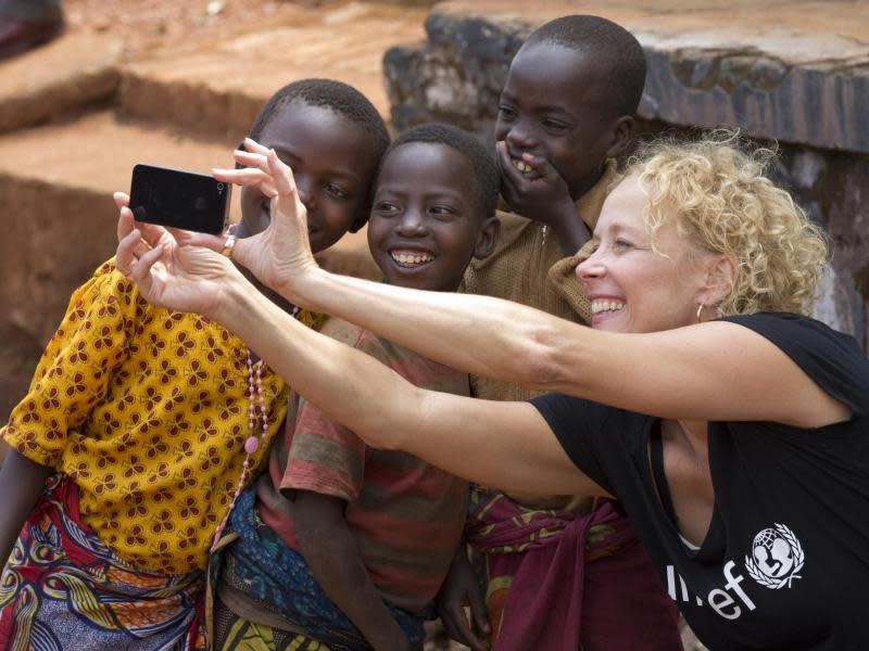 Unicef-Botschafterin Katja Riemann in Rukogo (Namibia) beim Besuch eines Gesundheitszentrums. Foto: Tom Schulze