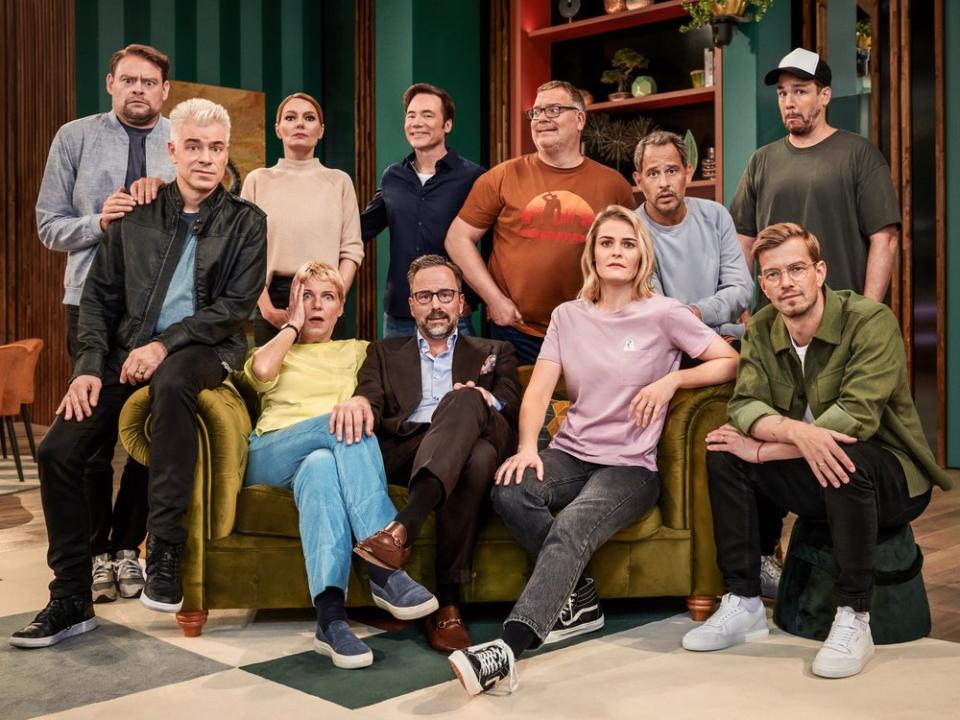 Der komplette Cast der vierten Staffel von "LOL: Last One Laughing". (Bild: AMAZON PRIME / FRANK ZAURITZ)