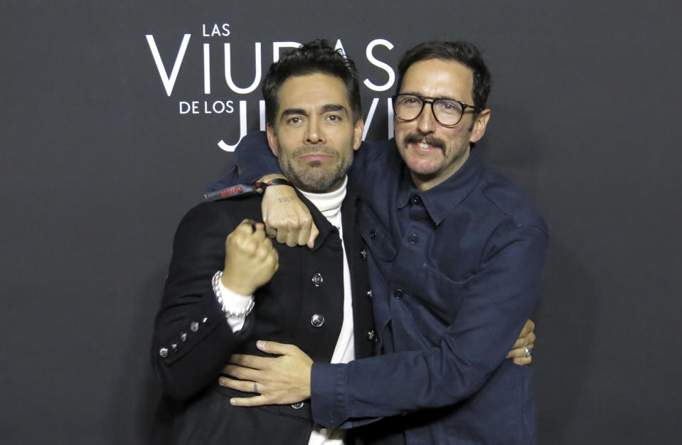El actor Omar Chaparro, izquierda, y el director Humberto Hinojosa se abrazan en la alfombra roja de la serie de Netflix "Las viudas de los jueves" en la Ciudad de México el martes 5 de septiembre de 2023. (Foto AP/Berenice Bautista)