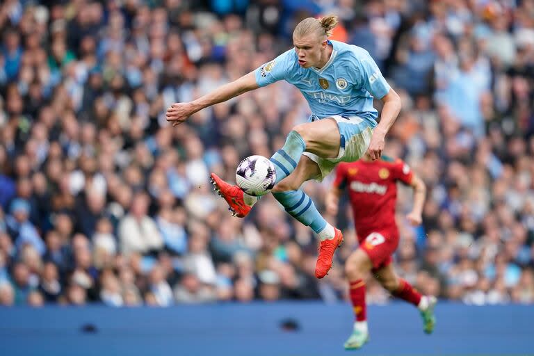 Erling Haaland es el máximo goleador de la Premier League con 25 tantos; será titular este martes contra Tottenham