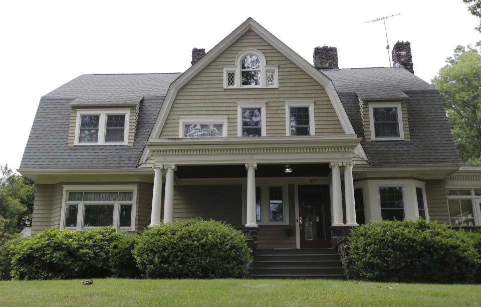 Fachada de la casa de Derek y Maria Broaddus en Westfield, N.J. (AP Photo/Julio Cortez, File)