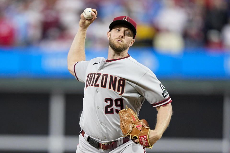 Merrill Kelly, abridor de los Diamondbacks, lanza en contra de los Filis de Filadeflia durante la primera entrada del Juego 6 de la Serie de Campeonato de la Liga Nacional, en Filadelfia, el lunes 23 de octubre de 2023. (AP Foto/Brynn Anderson)