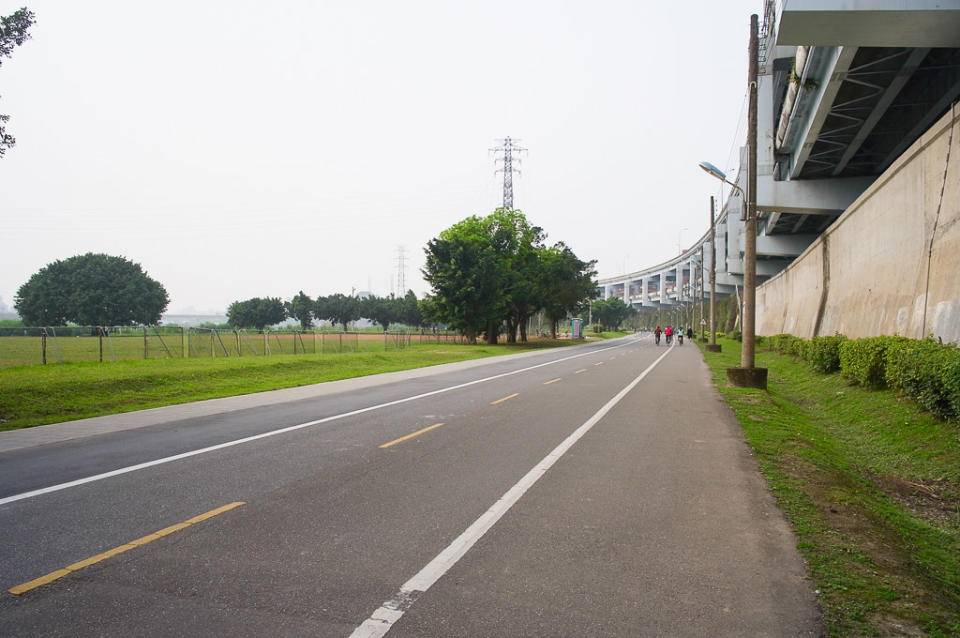 古亭河濱公園自行車道(Photo Credit: Sean-Su@Flickr, License: CC PDM 1.0，圖片來源：https://www.flickr.com/photos/28294254@N04/25912887290)