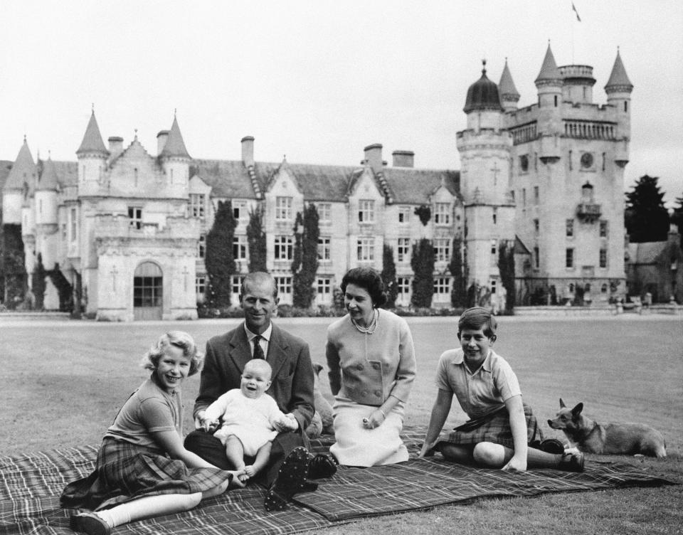 La Reina Isabel II, Felipe de Edimburgo y tres de sus cuatro hijos, Carlos, Ana y Andrés, posan delante del Castillo de Balmoral, en Escocia, en 1960. (AP Photo/File)
