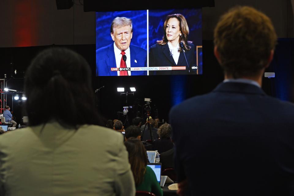 Personas en el centro de transmisión de medios del debate presidencial de EE. UU. observan una transmisión en vivo del primer debate presidencial entre la vicepresidenta estadounidense Kamala Harris y el expresidente Donald Trump en Filadelfia, Estados Unidos, el 10 de septiembre de 2024. (Foto de Li Rui/Xinhua vía Getty Images)