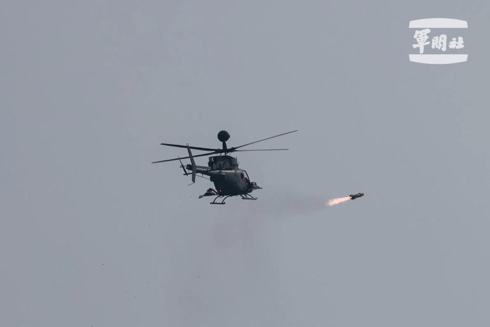 OH-58D直升機射擊地獄火飛彈。（圖／軍聞社提供）