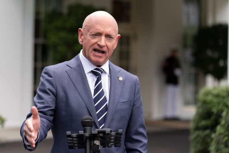 El senador Mark Kelly, demócrata por Arizona, habla sobre la frontera sur del país en la Casa Blanca, uno de sus puntos fuertes en la campaña para convertirse en el candidato a vice