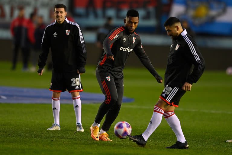 Paradela, Borja y Gómez, hoy suplentes, realizan el calentamiento previo al partido