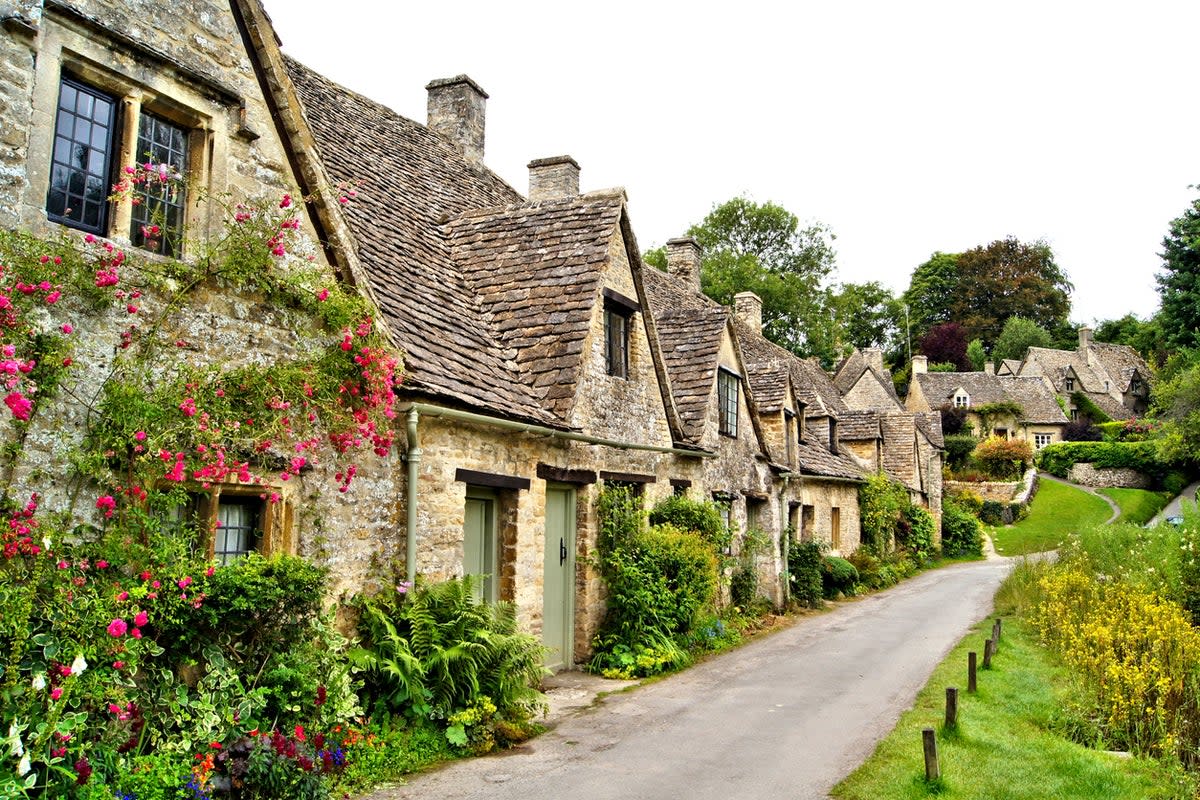 A row of old English houses in Bibury (Getty Images/iStockphoto)