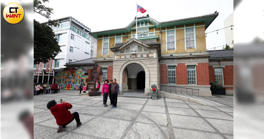 館舍以紅磚牆搭配洗石子窗台，並融合木構建築，門前還有知名布袋戲藝師黃海岱人像立牌。（圖／于魯光攝）