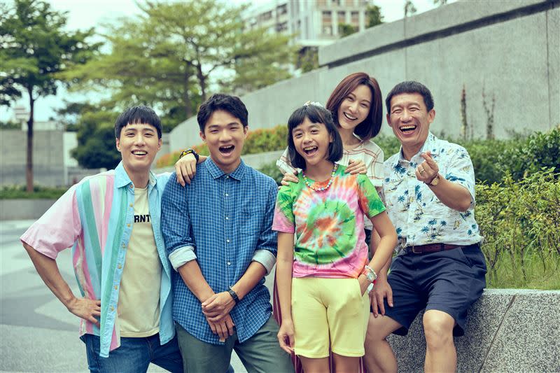 余晉（左起）、胡智強、陳昭妃、曾莞婷和郭子乾劇裡飾演一家人。（圖／瀚草文創提供）