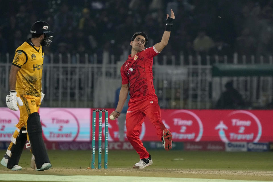 Islamabad United' Hunain Shah, right, bowls during the Pakistan Super League T20 cricket match between Islamabad United and Peshawar Zalmi, in Rawalpindi, Pakistan, Monday, March 4, 2024. (AP Photo/Anjum Naveed)