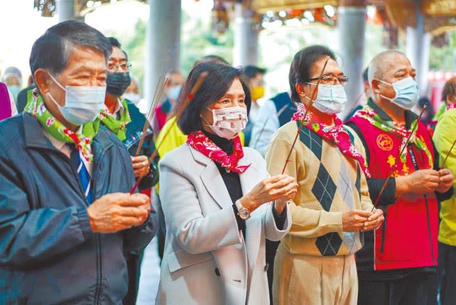 宜蘭縣長林姿妙（左二）遭檢廉偵訊改列被告後，17日首次出席公開活動，她在冬山鄉接受媒體提問時回應說「相信司法會還我清白。」（李忠一攝）