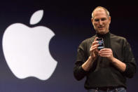 <b>2011 - Der Tod von Steve Jobs</b><br><br>Am 5. Oktober 2011 stirbt Steve Jobs an Krebs. Apple verliert sein Gesicht und die Technologiewelt einen ihrer größten Visionäre. Der iGod, wie Jobs genannt wurde, beeinflusste mit seinen Produkten maßgeblich den Alltag. Seine Produktvorstellungen, hier im Jahr 2007 beim iPhone-Launch, wurden zu Events mit Kultstatus. (Bild: dpa)