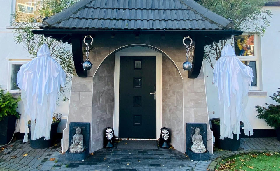 The Halloween decorations on the home of Ashan Jeeawon, in Bexhill. (SWNS)