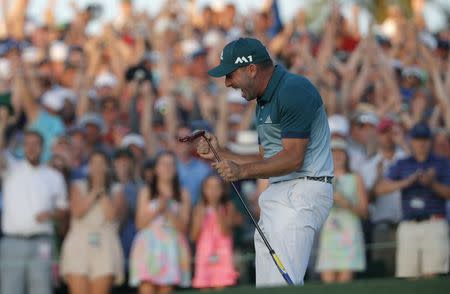 El golfista español Sergio García ganó el domingo el Masters de Estados Unidos en el primer hoyo de desempate ante el británico Justin Rose para conquistar el primer "grande" de su carrera en el día del cumpleaños de su gran ídolo, Severiano Ballesteros. En la imagen, el golfista español Sergio García celebrando tras conquistar el Masters de Augusta. Abr 9, 2017. REUTERS/Jonathan Ernst