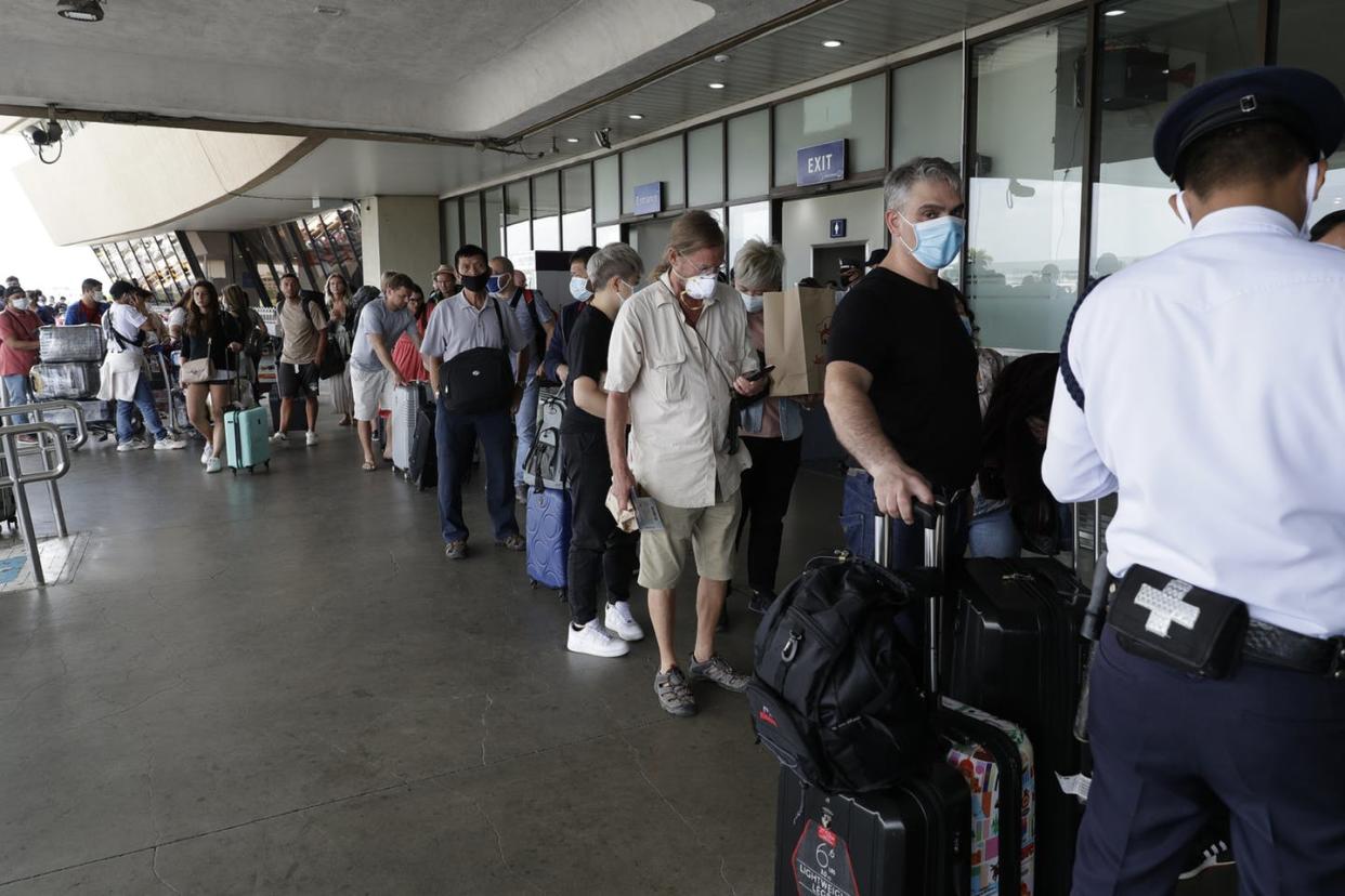 <span class="caption">Traveling is risky during the coronavirus outbreak. Places like airports, bus stops, and gas stations especially so. </span> <span class="attribution"><a class="link " href="http://www.apimages.com/metadata/Index/Virus-Outbreak-Philippines/5a8c9af097e54a45a6a1be66946d2ab1/218/0" rel="nofollow noopener" target="_blank" data-ylk="slk:AP Photo/Joeal Calupitan;elm:context_link;itc:0;sec:content-canvas">AP Photo/Joeal Calupitan</a></span>