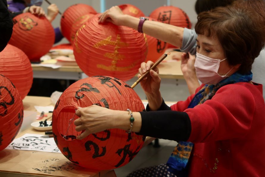 「喵筆生花燈－虎年書畫燈籠創作體驗」參加民眾在紙燈籠發揮創意揮毫