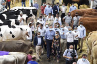 En Cantabria les recibió Miguel Ángel Revilla, presidente de la comunidad autónoma. El político los acompañó el 29 de julio a visitar el Mercado Nacional de Ganados, situado en Torrelavega, donde posaron rodeados de vacas. (Foto: Juan Manuel Serrano Arce / Getty Images)