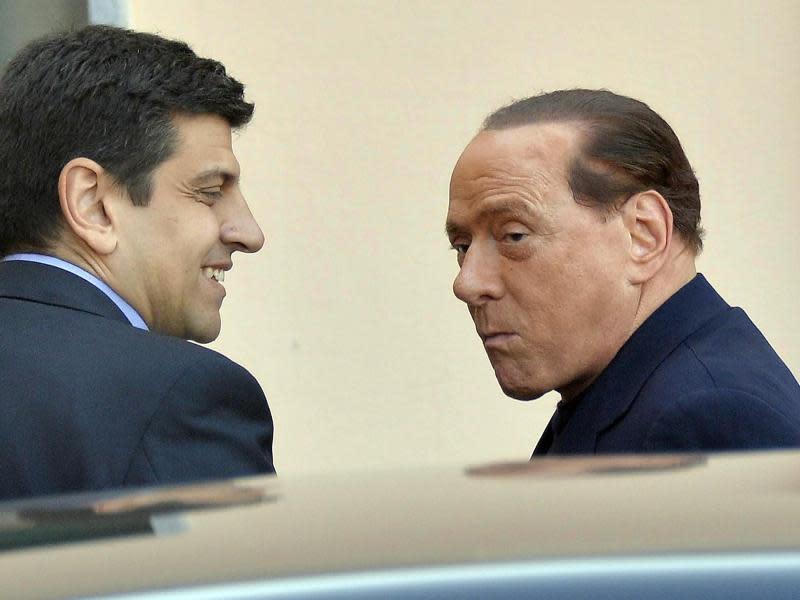 Berlusconi Tritt Sozialdienst Bei Alzheimer Kranken An