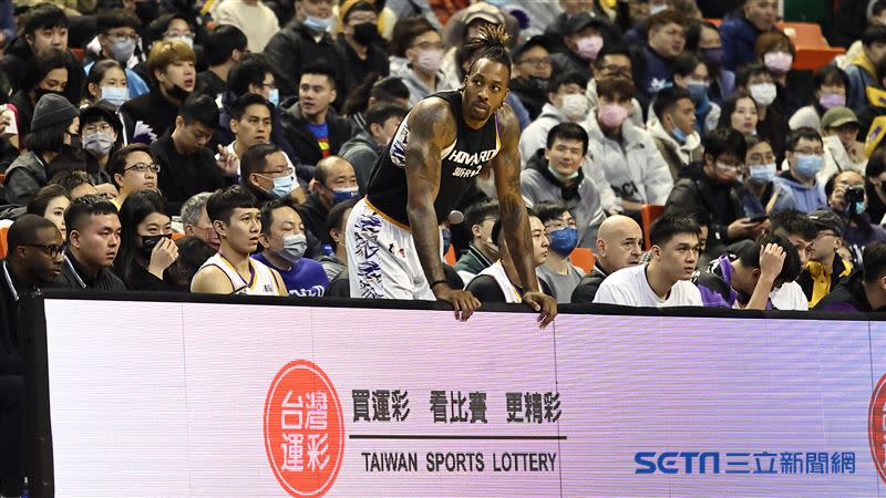 「魔獸」霍華德（Dwight Howard ）全場坐板凳。（圖／記者劉彥池攝影）