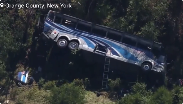 一輛載有高中樂隊的巴士在公路上翻覆，墜入峽谷。（圖／翻攝自X）