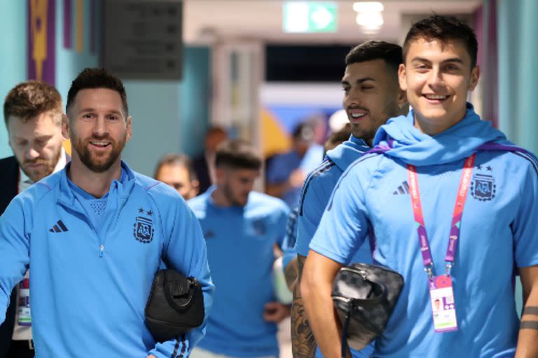 Messi, Dybala y Paredes, más atrás, en el ingreso al estadio antes del partido ante Australia