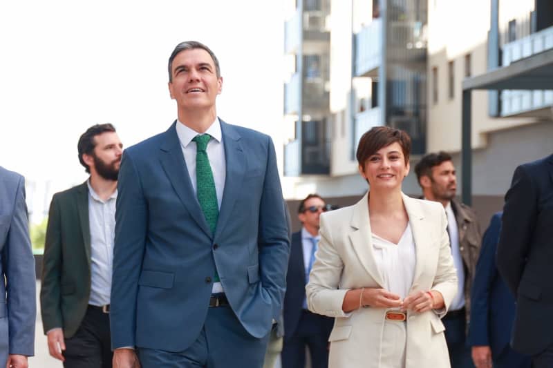 Spanish Prime Minister Pedro Sanchez (L) visits the Intercivitas II social housing development. Rocío Ruz/EUROPA PRESS/dpa