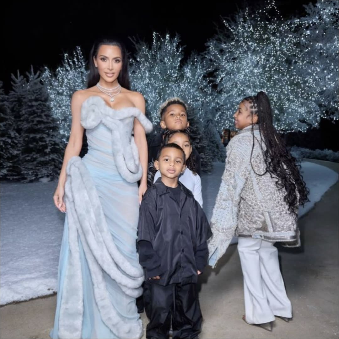  Kim Kardashian and kids Christmas day. 