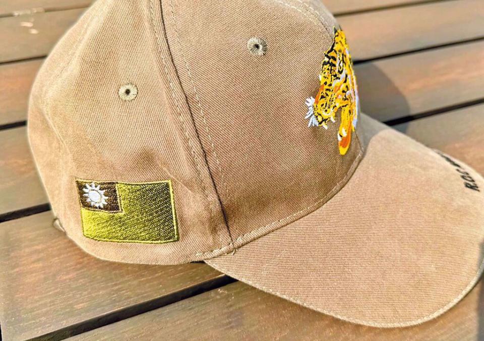 關渡指揮部把帽子的國旗改為綠色，陸軍澄清該款休閒帽是3年前採低視度概念設計，並無政治考量。（圖／取自蔡正元臉書）