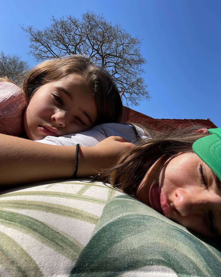 Eugenia Suárez es abrazada por su hija Magnolia