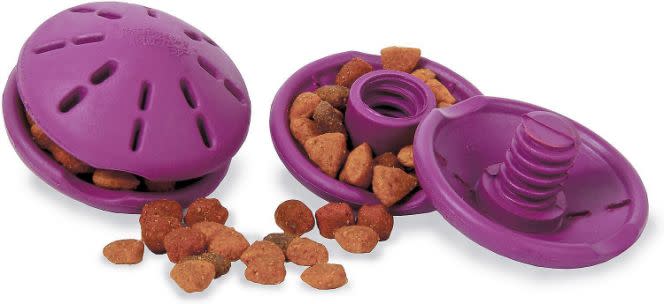 Jouets pour chiens “Busy Buddy Twist ‘n Treat Dog Toy”. (Photo: Chewy)