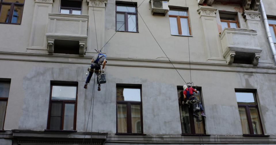 Fassadenarbeiter und Maler sind auf ihre Sicherheitsseile angewiesen (Symbolbild: Getty Images)
