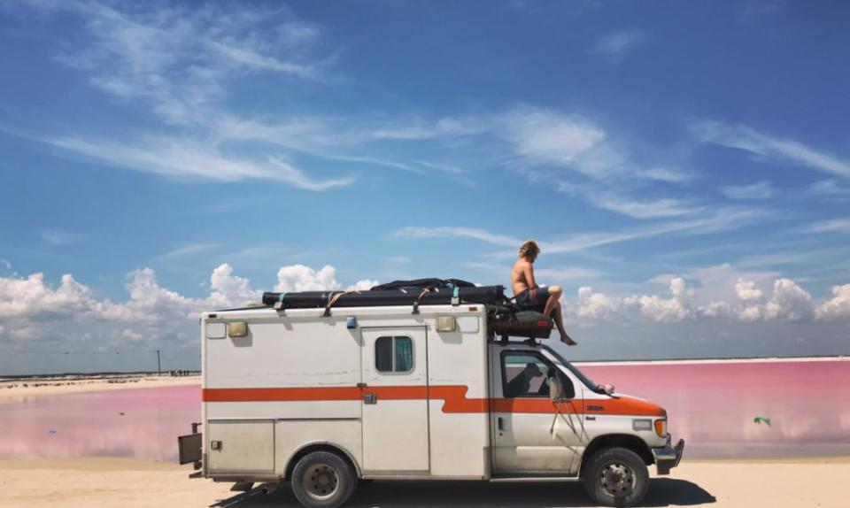 <p>A veces es difícil encontrar cosas útiles en eBay, pero Ian Dow ha demostrado que en ocasiones puede haber auténticos chollos como esta ambulancia que se ha convertido en su casa sobre ruedas.<br>Foto: Instagram/vanlife_ian_dow_travels </p>