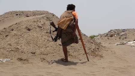 An anti-Houthi fighter of the Southern Popular Resistance with an amputated leg stands at the front line of fighting against Houthi fighters in the Jaawala outskirt of Aden, Yemen June 4, 2015. REUTERS/Stringer