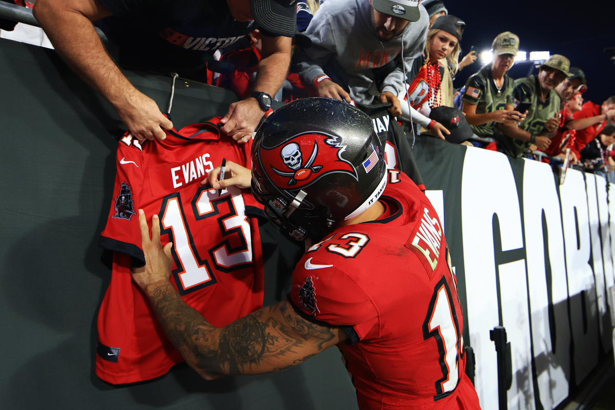 NFL says refs weren't seeking autograph from Mike Evans in