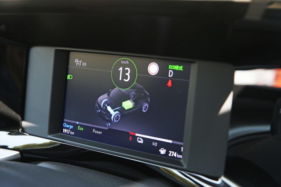 7吋數位儀錶加入e-INFO智能數據監控顯示，可隨時掌握剩餘電量與輸出狀態等行車資訊。